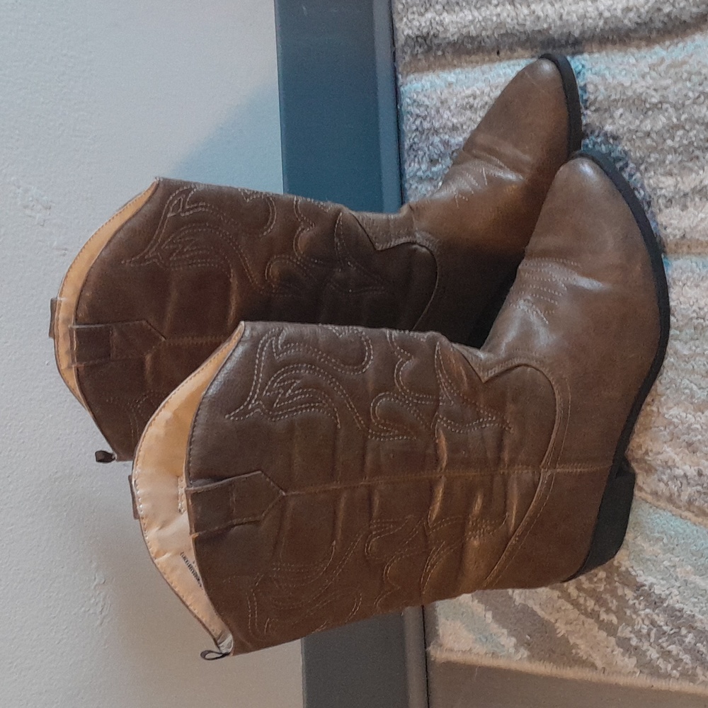 Tan,w/ light tan stitching women's cowboy boots.